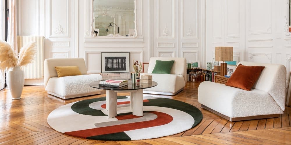 Intérieur avec tapis rond coloré