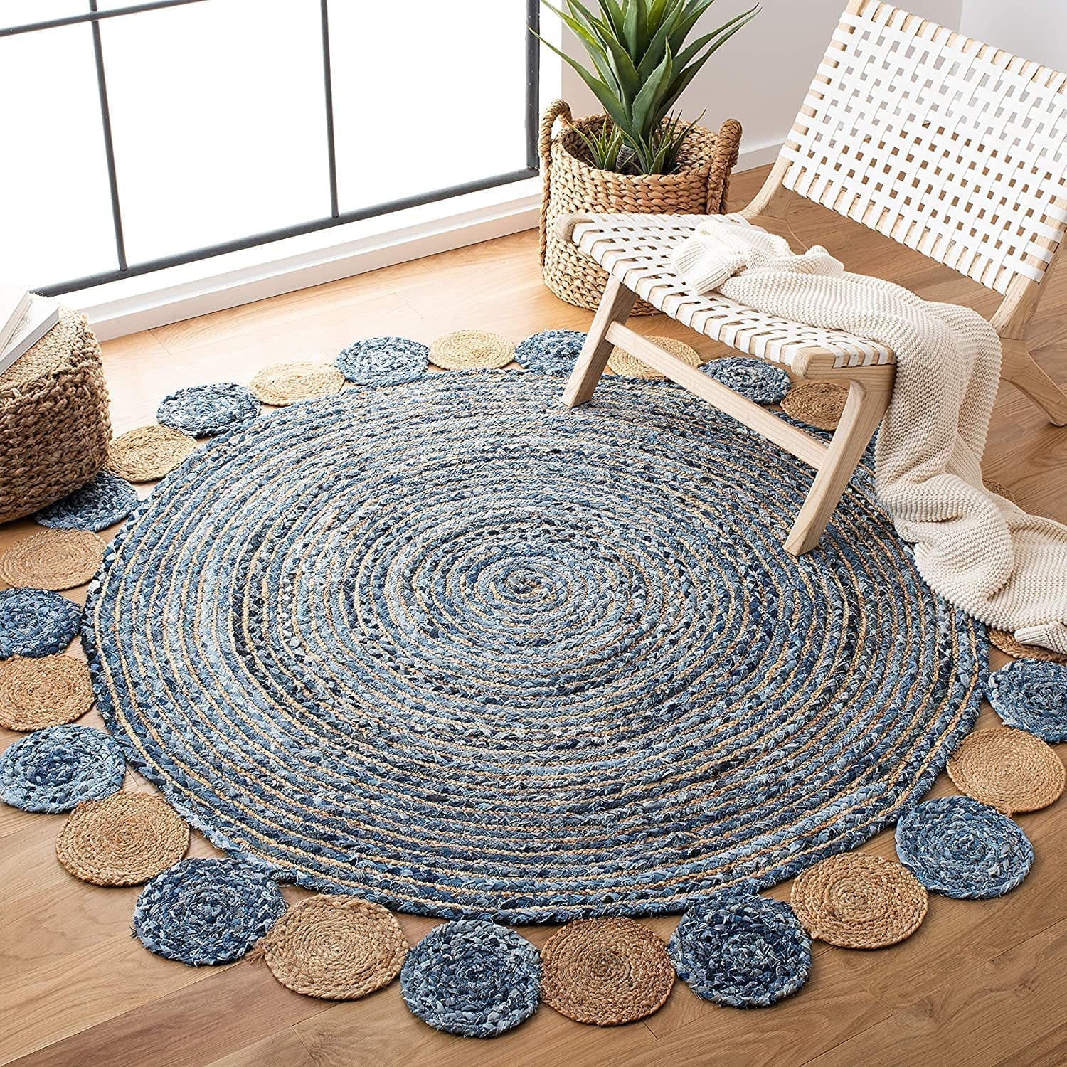 Tapis rond bleu sous une chaise